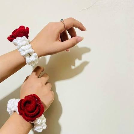 Red Rose Crochet Gajra Pair